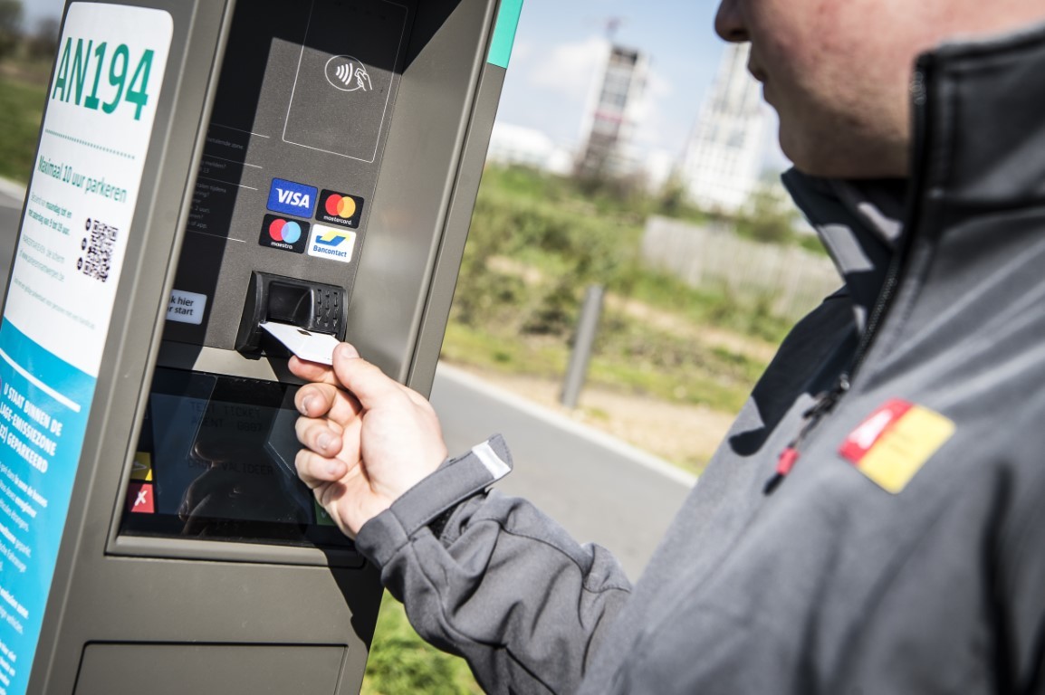 Parkeerwachter test een parkeermeter met een testkaart Parkeerwachter test een parkeermeter met een testkaart